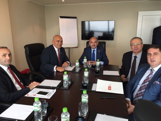 Çalışma ve Sosyal Güvenlik eski Bakanı Sayın Mehmet Müezzinoğlu ile seramik sektörü beklentileri ile ilgili görüş alışverişinde bulunuldu.